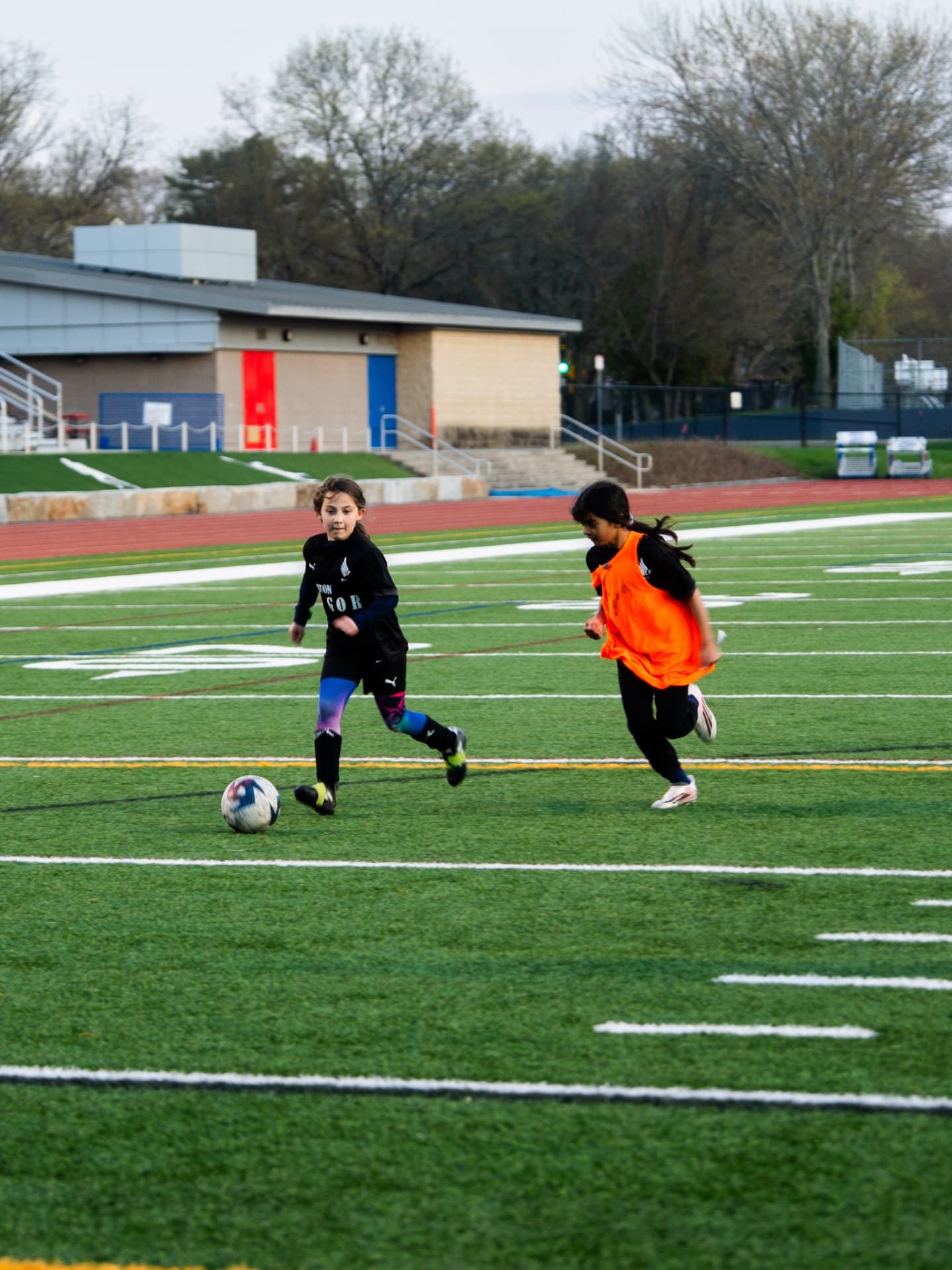 Two Vigor players sprinting for the ball during a match